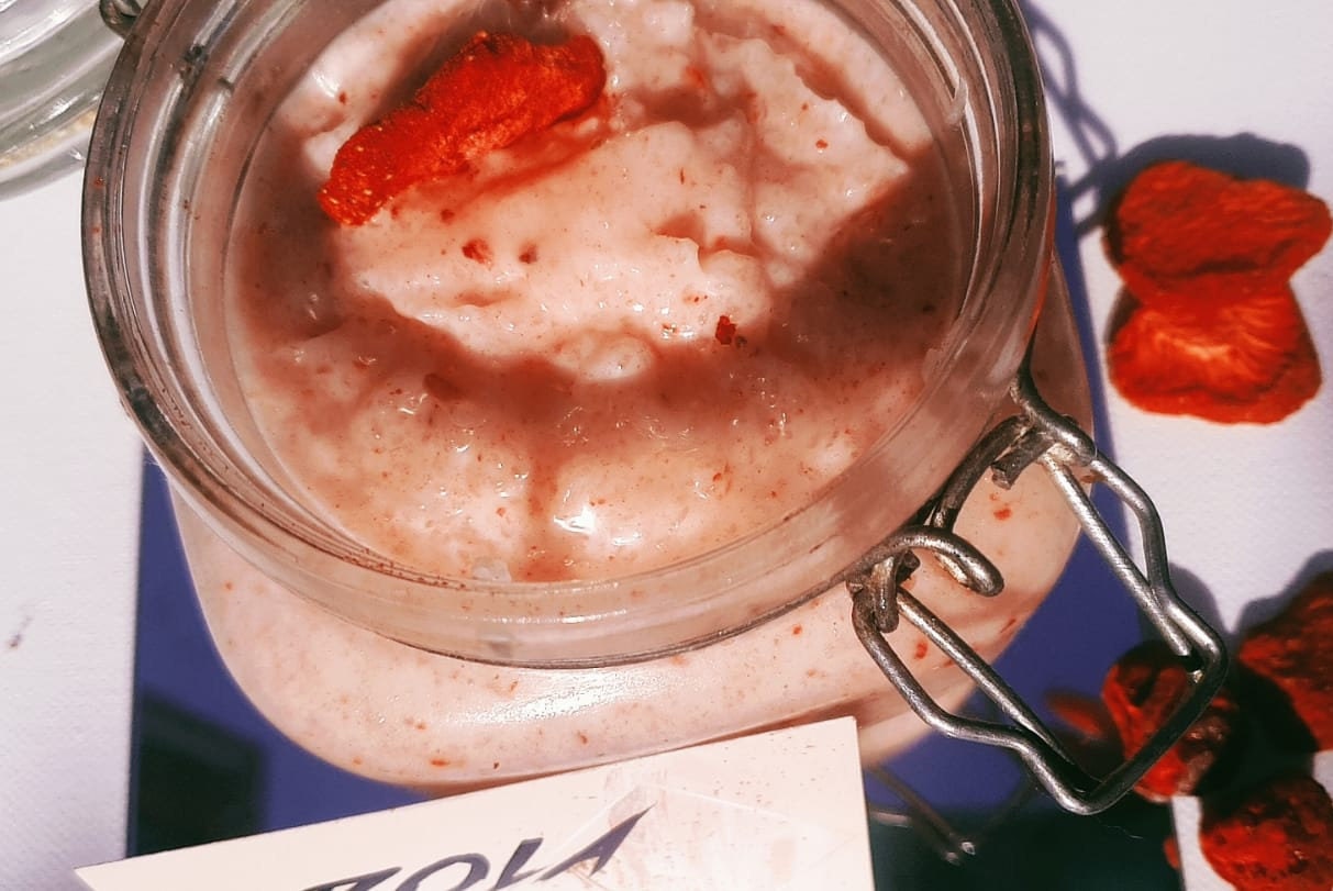 Coarse Foaming Stawberry Melon Colored Scrub Soap (400 ml) by DOLA